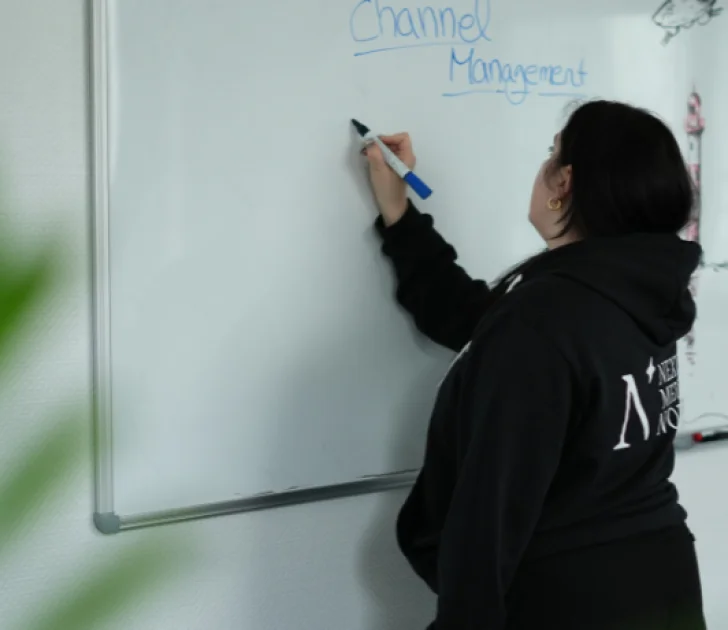 Person vor White Board